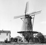 843255 Gezicht op de stellingkorenmolen 'De Klomp' (Koppelweg 120) te Zeist.N.B. De molen is in 1956 onttakeld en in ...